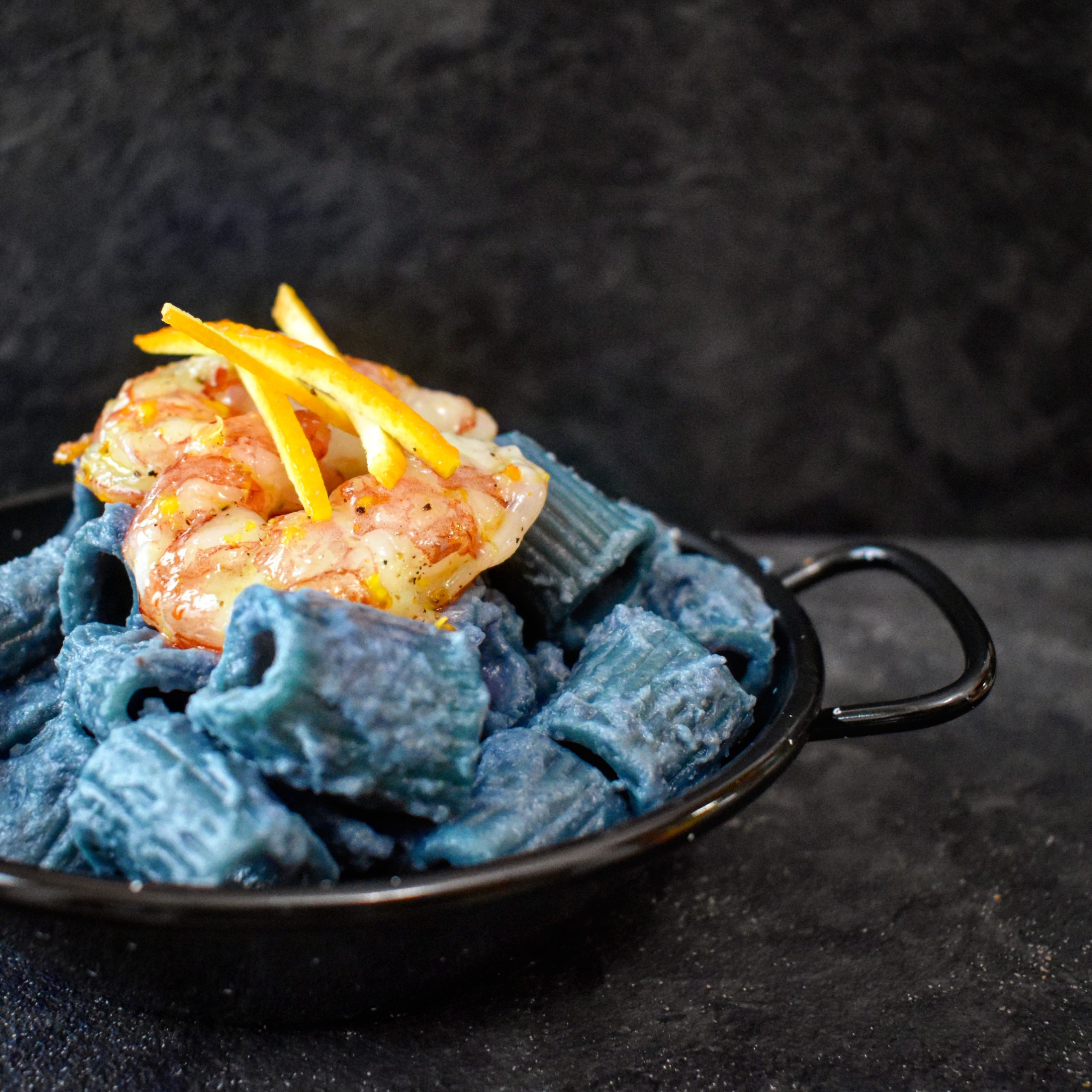 MEZZE MANICHE BLU CON CAVOLO VIOLA E GAMBERI ROSSI ALL’ARANCIA