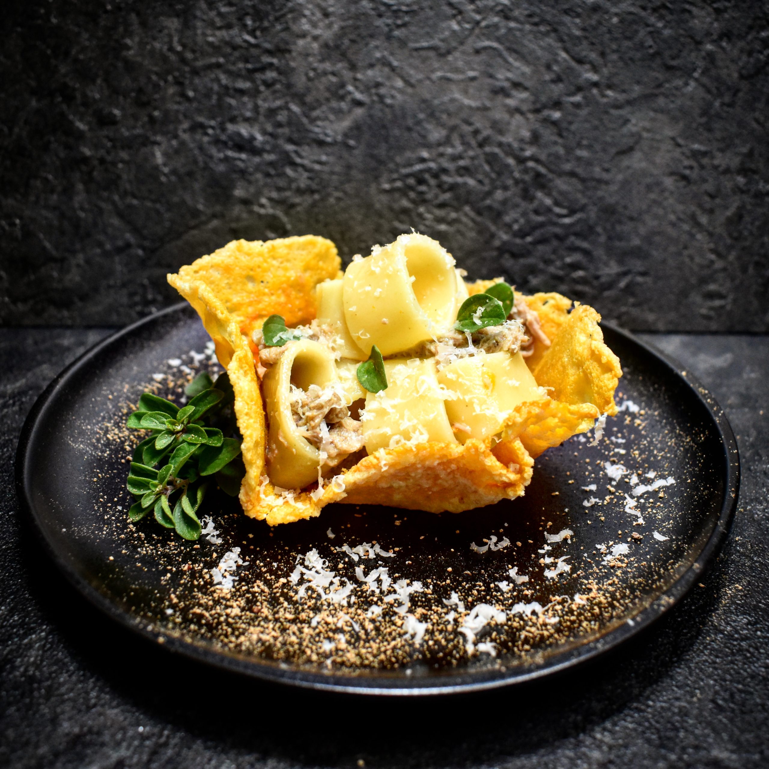 CALAMARATA CON RAGÙ DI AGNELLO CACIO E OVE IN NIDO DI CIALDA DI PECORINO
