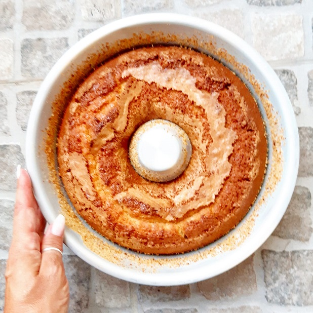 Ciambellone alto come quello della nonna, ricetta nella cucina di Martina